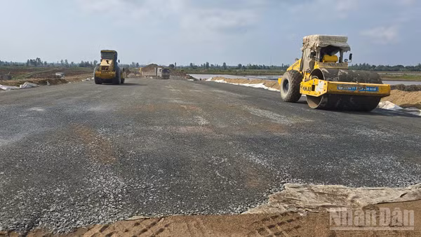 Hối hả thi công tuyến cao tốc đi qua tỉnh An Giang.