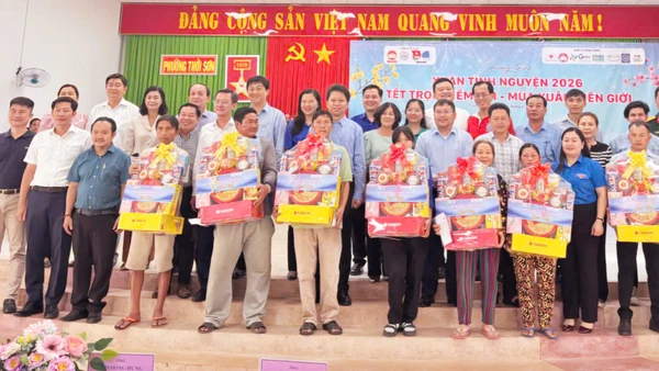 Quang cảnh tặng quà Xuân tình nguyện 2026.