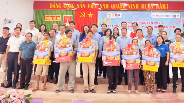 Quang cảnh tặng quà Xuân tình nguyện 2026.