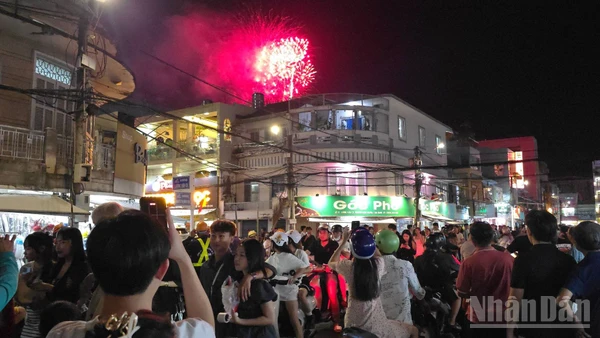 Giây phút đón năm mới của người dân Long Xuyên.