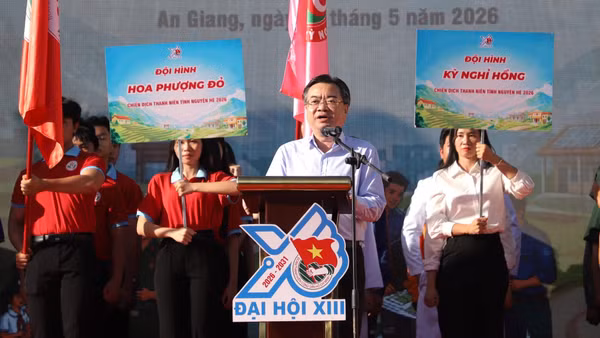 Đồng chí Nguyễn Thanh Nghị, Ủy viên Bộ Chính trị, Trưởng Ban Chính sách, Chiến lược Trung ương phát biểu tại buổi lễ ra quân.