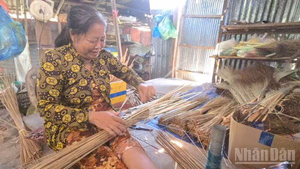 Các thợ làm chổi ở Làng nghề bó chổi cọng dừa Vĩnh Chánh vẫn duy trì cách làm truyền thống.