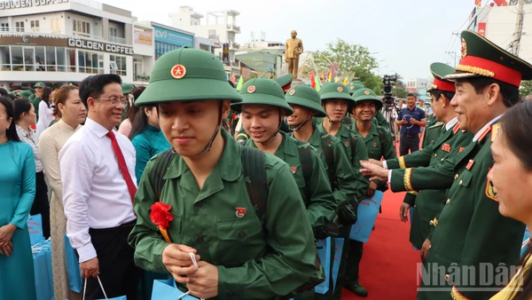 Các thanh niên hăng hái lên đường nhập ngũ.