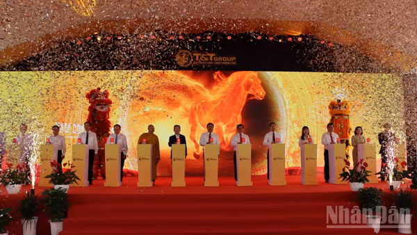 Quang cảnh buổi lễ khởi công.