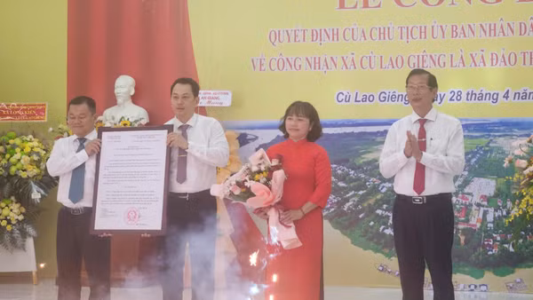 Quang cảnh lễ công bố quyết định công nhận xã Cù Lao Giêng là xã đảo thuộc tỉnh An Giang.