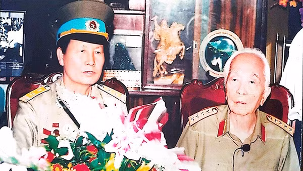 Anh hùng LLVTND Đinh Hữu Thuần trong một lần được gặp Đại tướng Võ Nguyên Giáp.