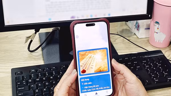 Người dân truy cập vào ứng dụng di động Thời tiết Việt Nam. Ảnh: SONG ANH