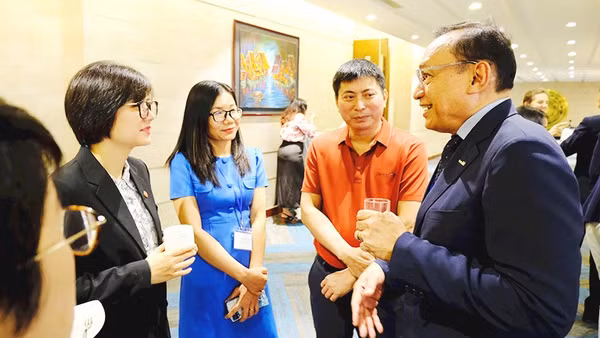 Ông Doseba Sinay (ngoài cùng, bên phải) chia sẻ về kế hoạch của WVIV. Ảnh: NVCC