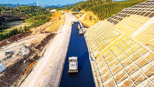 Công trường đường cao tốc Đồng Đăng-Trà Lĩnh huy động hơn 1.400 thiết bị, máy móc cùng 3.000 cán bộ, kỹ sư và công nhân, triển khai đồng loạt hơn 200 mũi thi công.