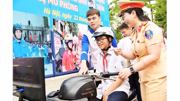 Học sinh trải nghiệm kỹ năng lái xe điện an toàn trên mô hình mô phỏng.