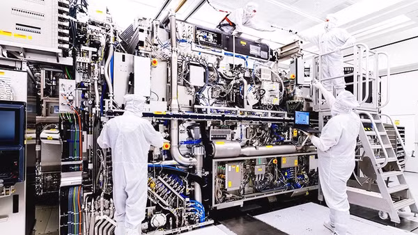 Máy quang khắc tiên tiến từ Tập đoàn ASML của Hà Lan. Ảnh: THE ECONOMIST