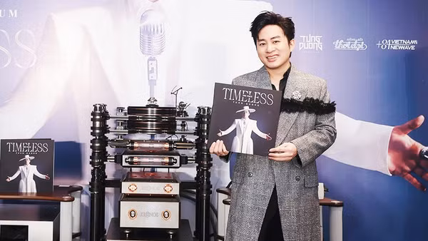 Ca sĩ Tùng Dương cùng đĩa than "The Voice - Timeless". Ảnh: NVCC