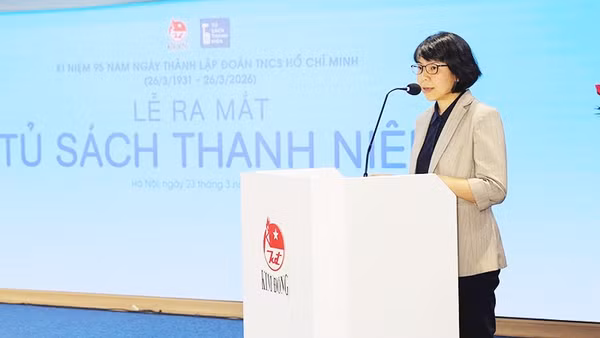 Bà Vũ Thị Quỳnh Liên trong lễ ra mắt Tủ sách thanh niên.