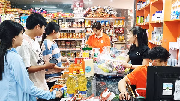  Nhiều bạn trẻ làm thêm tại các siêu thị để kiếm thêm thu nhập. Ảnh: BẮC SƠN