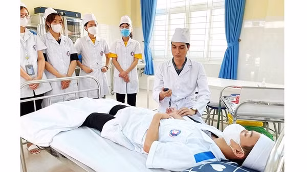 Sinh viên Y khoa trong giờ thực hành.