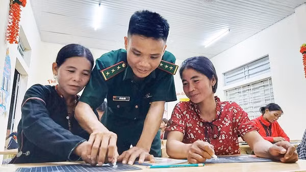 Lớp học của “Bộ đội Hữu” ở xã biên giới A Dơi giúp đồng bào thoát nạn mù chữ.