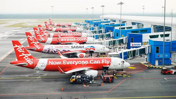 AirAsia và các hãng hàng không khác đều bị ảnh hưởng bởi giá nhiên liệu tăng vọt. Ảnh: AP