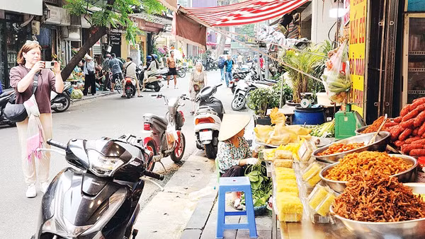 Hàng hóa bày bán trên hè ngõ Cầu Gỗ.