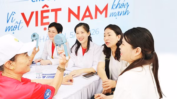 Thăm khám sức khỏe miễn phí cho người dân tại Ngày Sức khỏe toàn dân 2026. Ảnh: KHIẾU MINH