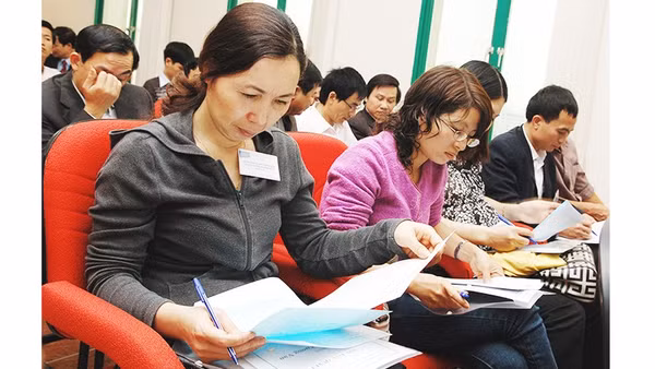 Cổ đông xem xét báo cáo tài chính của doanh nghiệp niêm yết. Ảnh: NAM ANH