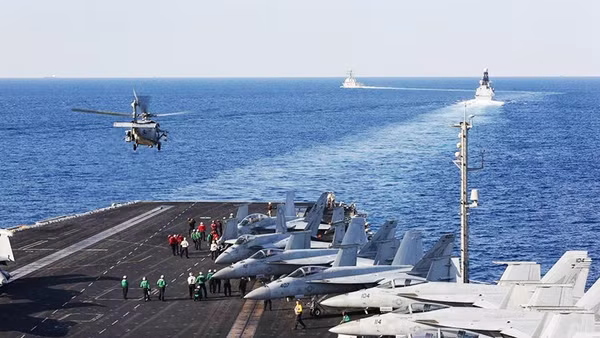 Tàu sân bay Mỹ tham gia phong tỏa Eo biển Hormuz. Ảnh: DEFENSE NEWS