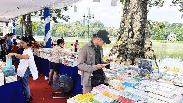 Tìm mua sách tại hội sách bên Hồ Gươm (Hà Nội).