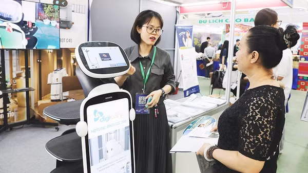 Robot tích hợp công nghệ AI phục vụ du lịch được giới thiệu tại VITM 2026.