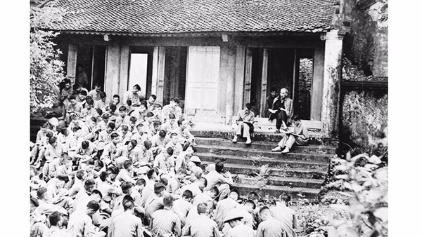 Chủ tịch Hồ Chí Minh nói chuyện với các chiến sĩ Trung đoàn Thủ đô tại Đền Hùng (Phú Thọ) năm 1954. Ảnh tư liệu 