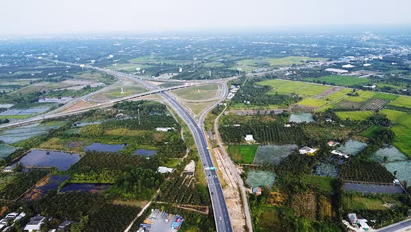 Dự án đầu tư xây dựng mở rộng tuyến cao tốc Thành phố Hồ Chí Minh - Trung Lương - Mỹ Thuận đang gặp nhiều khó khăn do thiếu cát san lấp.