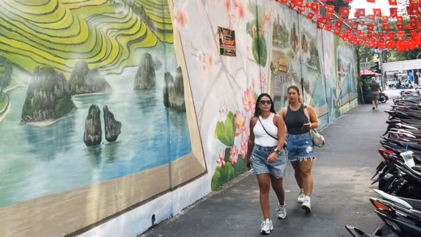 Du khách đang di chuyển tại bãi giữ xe của Đường sách Thành phố Hồ Chí Minh.