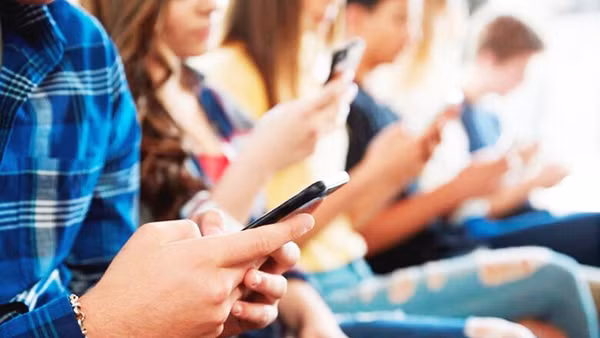 Phần lớn người trẻ đều phụ thuộc vào smartphone. Ảnh: GETTY
