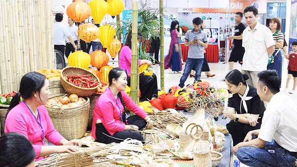 Người dân, du khách trải nghiệm tại các làng nghề thủ công, truyền thống Đà Nẵng.