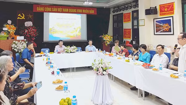 35 năm một chiếc nôi văn trẻ