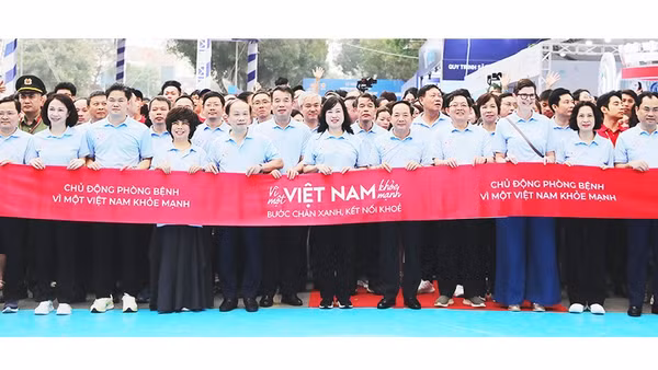 Các đại biểu cùng đông đảo người dân đi bộ hưởng ứng Ngày hội.