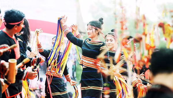 Người dân khắp mọi miền Tổ quốc đều một lòng ngưỡng vọng về cội nguồn.Ảnh: KHIẾU MINH