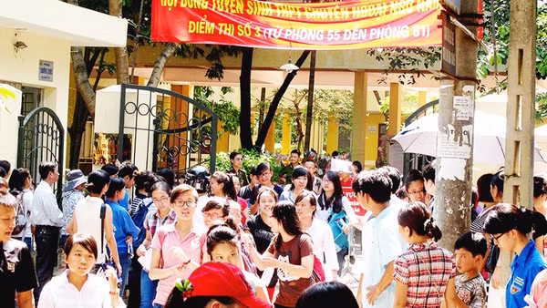 Học sinh tham dự kỳ thi vào Trường THPT Chuyên Ngoại ngữ. Ảnh: NAM HẢI