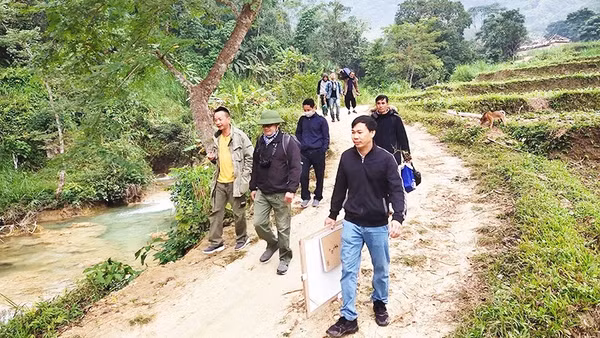 Đoàn văn nghệ sĩ đi thực tế sáng tác ở Pù Luông.