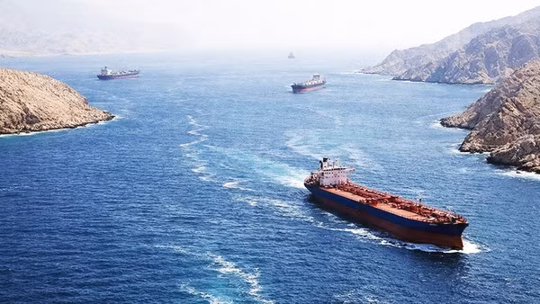 Tàu hàng lưu thông qua Eo biển Hormuz trước khi bị phong tỏa. Ảnh: GETTYIMAGES