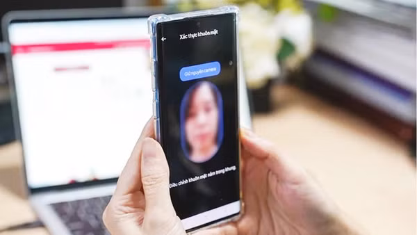 Người dân khi đăng ký SIM mới có thể thực hiện đăng ký trực tuyến qua VNeID. Ảnh: MINH HOÀNG