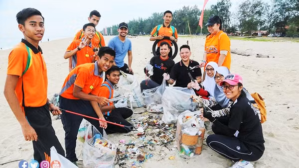 Học sinh thực hành bảo vệ môi trường bên bờ biển. Ảnh: GETTYIMAGES