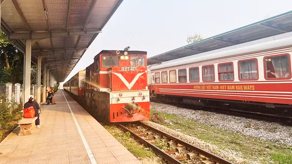 Tàu vào ga xép Cẩm Giàng.