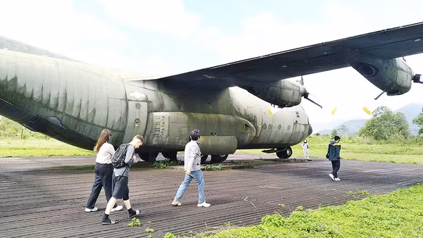 Du khách nước ngoài tham quan máy bay C130.