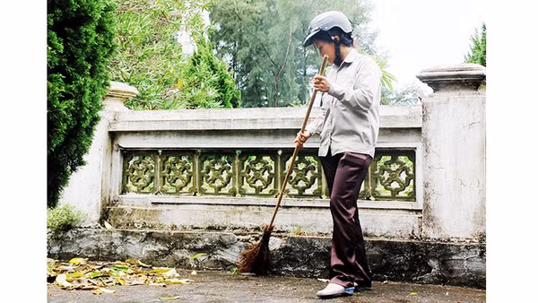 Người lao công. Ảnh: NAM NGUYỄN