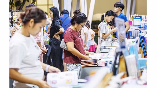 Người dân trải nghiệm mô hình hội sách khuyến đọc được tổ chức tại chung cư Vista Verde (phường Cát Lái).