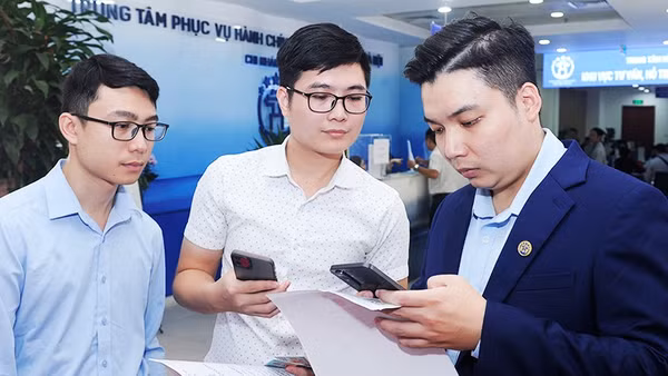 Cá nhân sử dụng tài khoản trên VNeID để truy cập, xem thông tin lý lịch tư pháp. Ảnh: NAM HẢI