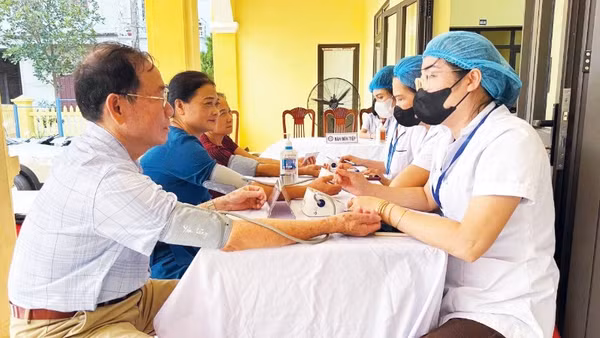 Người dân thành phố Hà Nội tham gia khám sàng lọc bệnh không lây nhiễm tại cộng đồng.