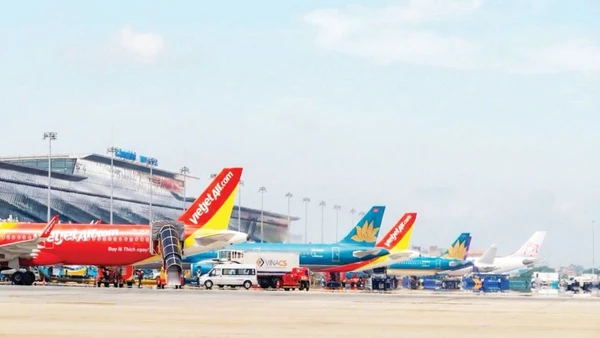 Vận tải hàng không đang phải đối mặt với tình hình khó khăn do giá nhiên liệu tăng, nhu cầu du lịch giảm.