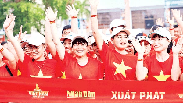 Người dân tỉnh Đồng Nai tham gia chương trình “1 tỷ bước chân tiến vào kỷ nguyên mới”. (Ảnh THIÊN VƯƠNG)