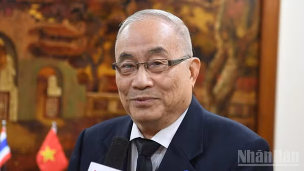 Thượng nghị sĩ Lae Dilokvidhyarat trả lời phỏng vấn phóng viên Báo Nhân Dân. (Ảnh: XUÂN SƠN)