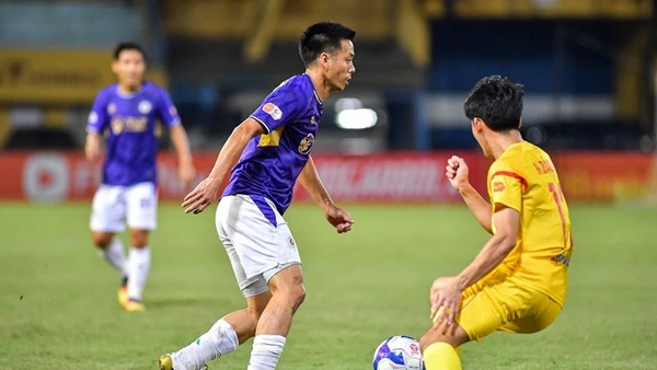 Hà Nội FC thắng đậm PVF-Công an nhân dân (áo vàng) 4-0 trên sân nhà. (Ảnh HNFC).